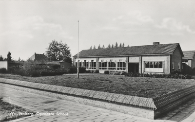 605773 Gezicht op de O.L.S. Jan Ligthartschool (Prins Hendriklaan) te Woudenberg.